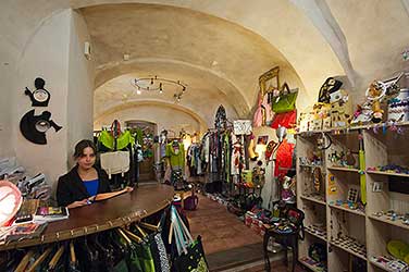 MATA HARI BOUTIQUE, Latrán čp. 76